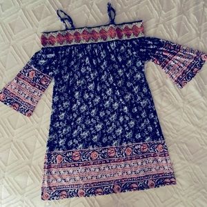 Super cute off the shoulder dress, (can be worn with straps) loose fitting